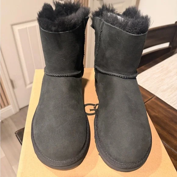 NEW UGG Womens Mini Bailey Bow Black Size 7 Brand New NEVER WORN IN ORIGINAL BOX - Picture 3 of 9